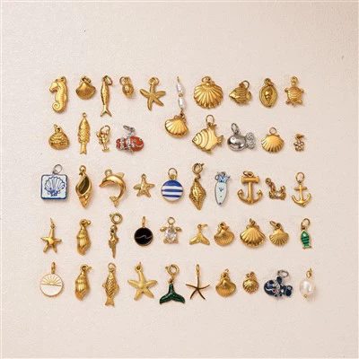 Pesona Pantai Mungil