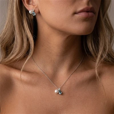 Kalung Mutiara Dan Tetesan Air Mata